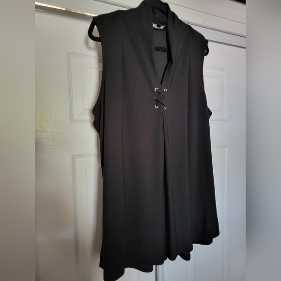 Black Lily Morgan Sleeveless Top - Picture 2 of 6